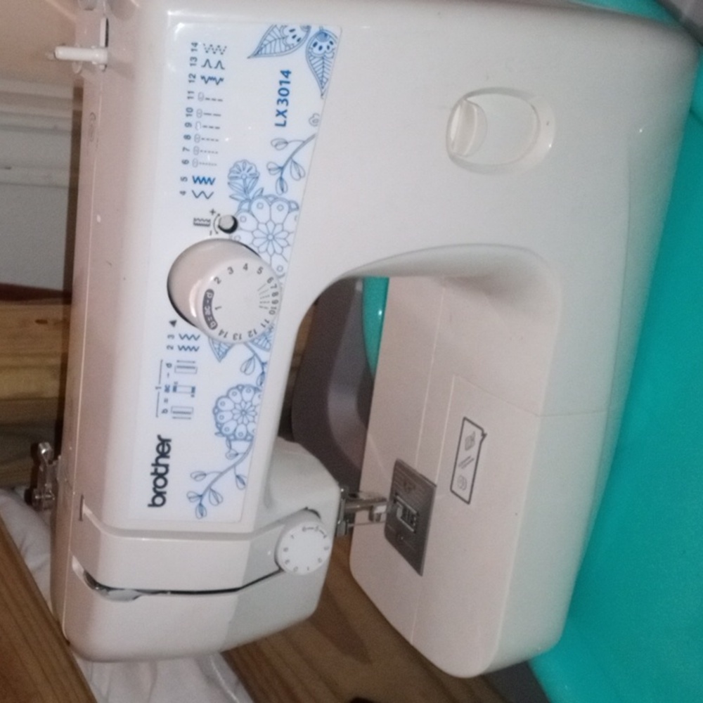 Sewing machine - Picture 3 of 7